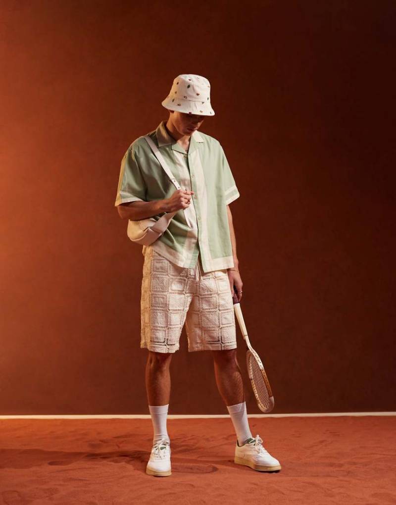 ASOS DESIGN - Oversize-Hemd in Salbeigrün mit Cut-and-Sew-Muster und Reverskragen von ASOS DESIGN