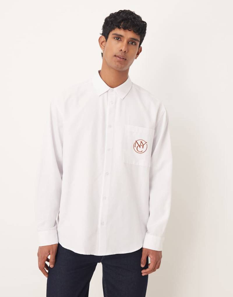 ASOS DESIGN - Oversize-Hemd in Weiß mit Stickerei auf der Brust von ASOS DESIGN