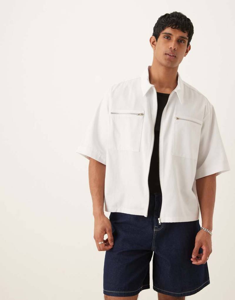 ASOS DESIGN - Oversize-Hemd in Weiß mit halblangen Ärmeln und Reißverschluss-Taschen von ASOS DESIGN
