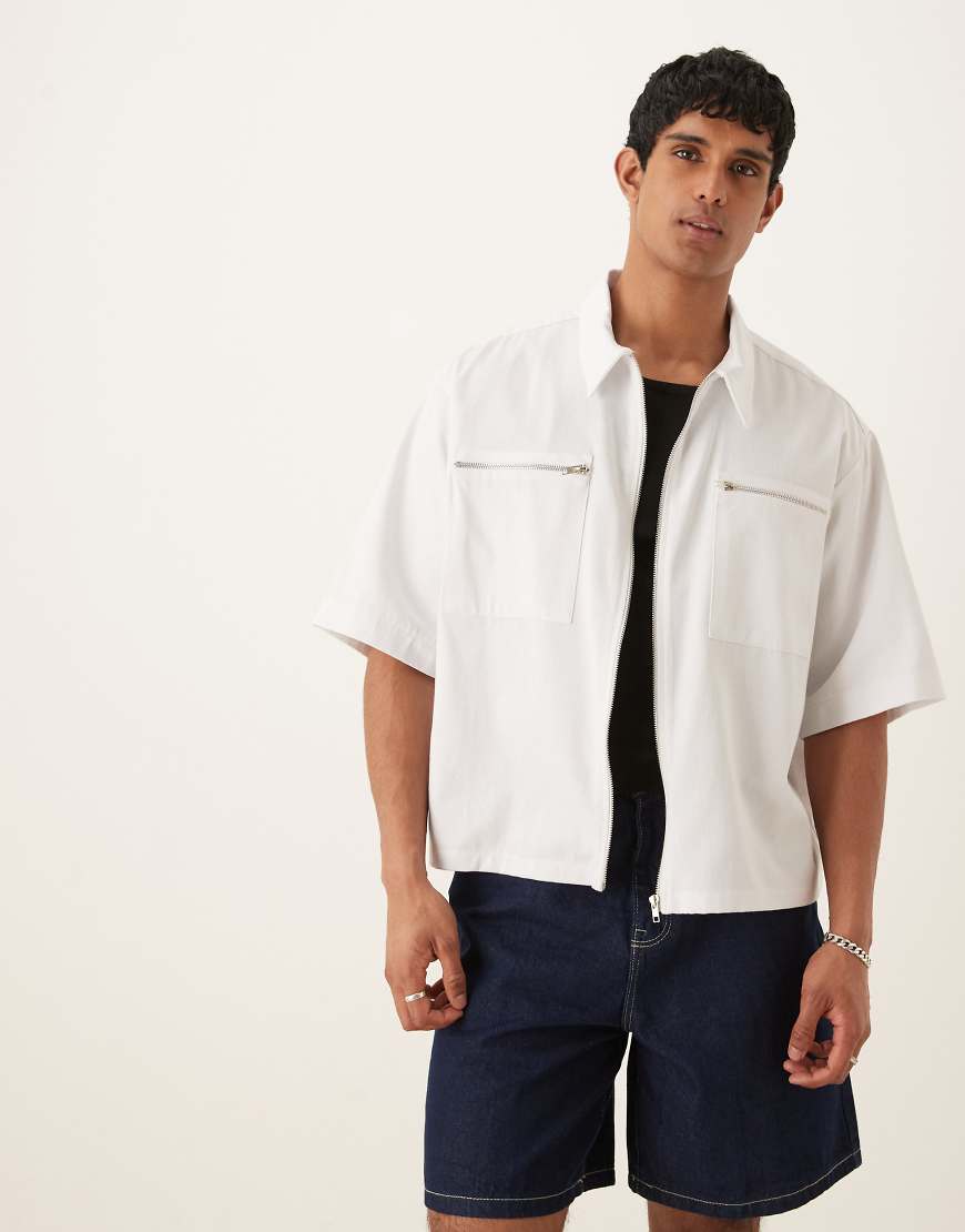 ASOS DESIGN - Oversize-Hemd in Weiß mit halblangen Ärmeln und Reißverschluss-Taschen ASOS DESIGN - Oversize-Hemd in Weiß mit halblangen Ärmeln und Reißverschluss-Taschen von ASOS DESIGN