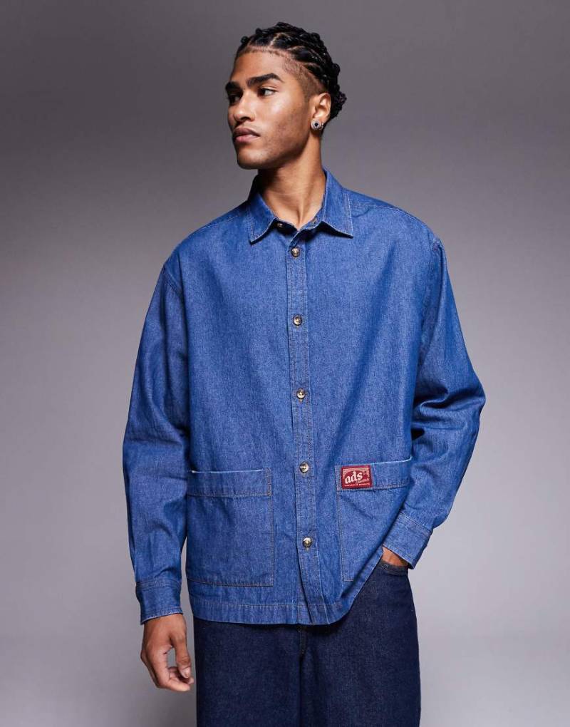 ASOS DESIGN - Oversize-Hemd in blauer Jeansoptik mit Aufnäher von ASOS DESIGN