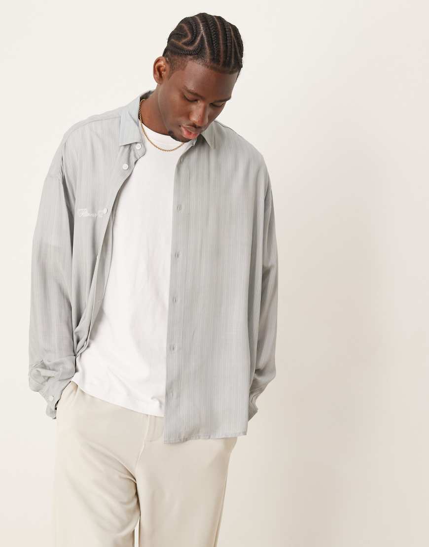 ASOS DESIGN - Oversize-Hemd in gestreiftem Grau mit Stickerei ASOS DESIGN - Oversize-Hemd in gestreiftem Grau mit Stickerei von ASOS DESIGN