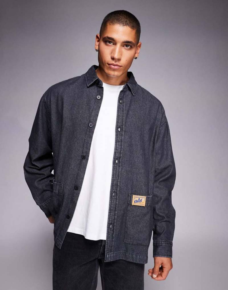 ASOS DESIGN - Oversize-Hemd in verwaschener schwarzer Jeansoptik mit Aufnäher von ASOS DESIGN