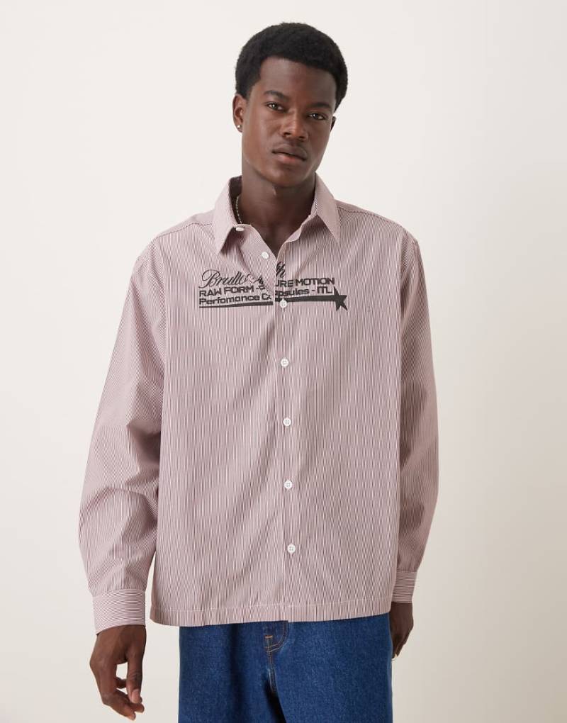 ASOS DESIGN - Oversize-Hemd mit Brust-Print und burgunderrotem Karomuster von ASOS DESIGN