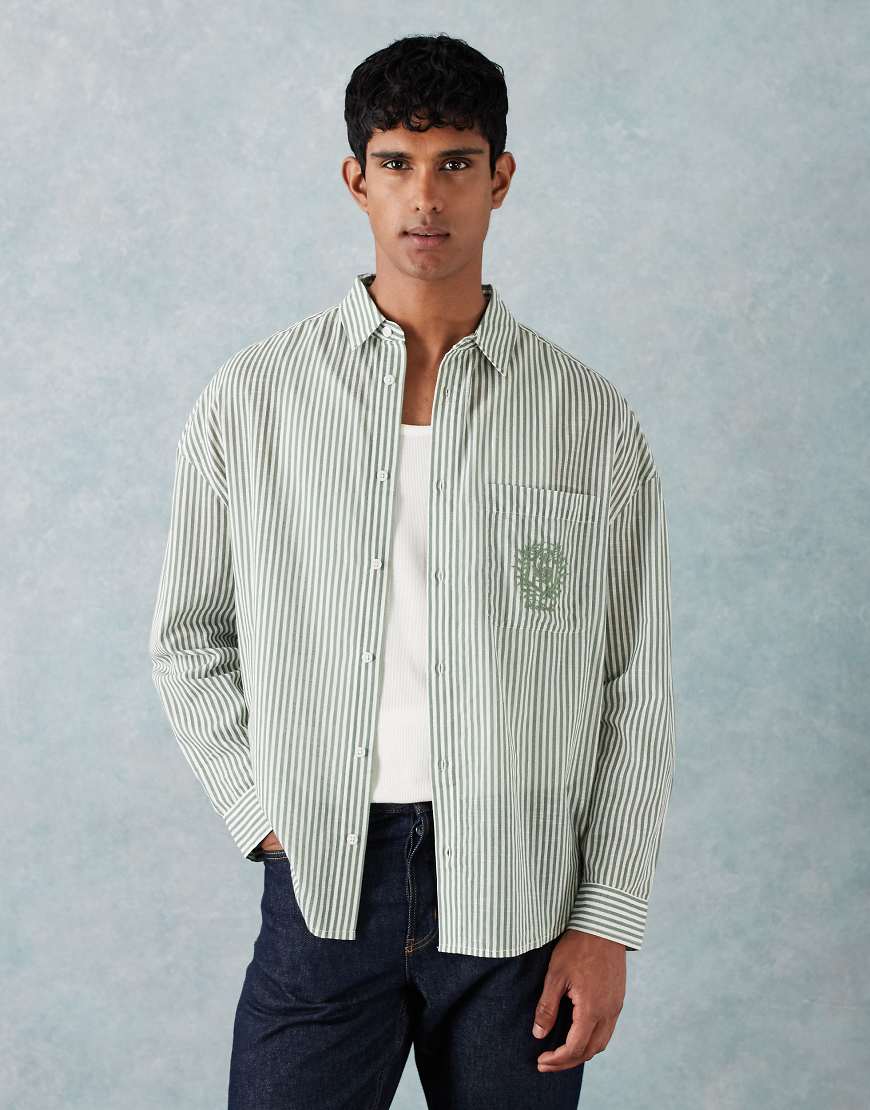 ASOS DESIGN - Oversize-Hemd mit Streifen in Grün und Stickerei auf der Brust von ASOS DESIGN