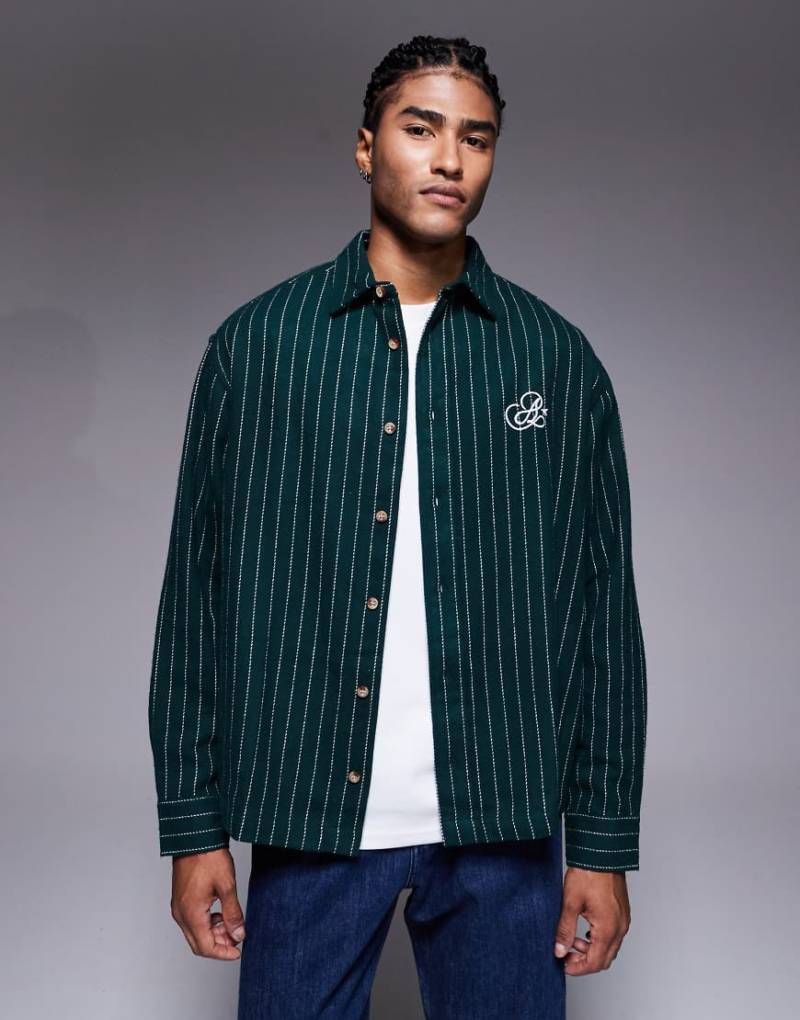 ASOS DESIGN - Oversize-Hemd mit Streifen in Grün und Stickerei auf der Brust von ASOS DESIGN
