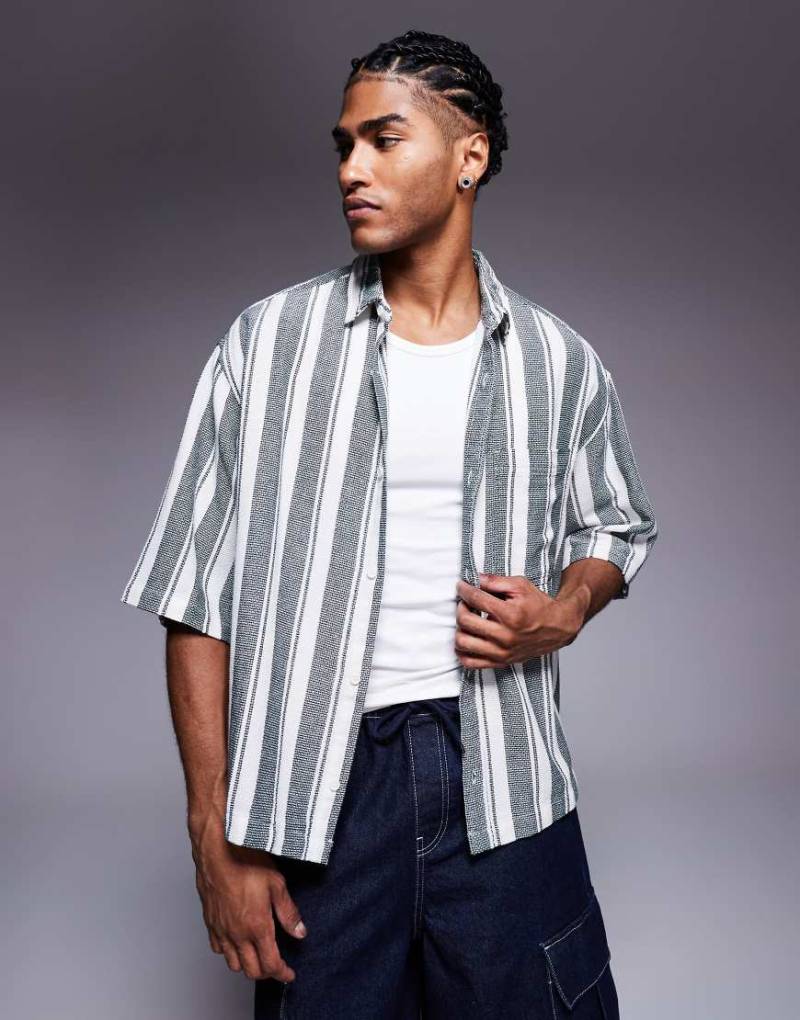 ASOS DESIGN - Oversize-Hemd mit Streifen in Korbgeflecht-Optik in Grün und Weiß und halblangen Ärmeln-Rot von ASOS DESIGN