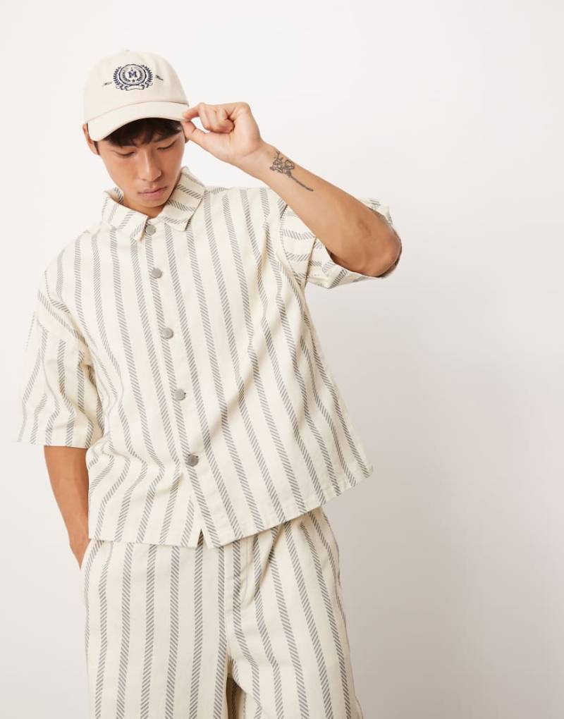 ASOS DESIGN - Oversize-Hemd mit kastigem Schnitt und Streifen, Kombiteil-Weiß von ASOS DESIGN