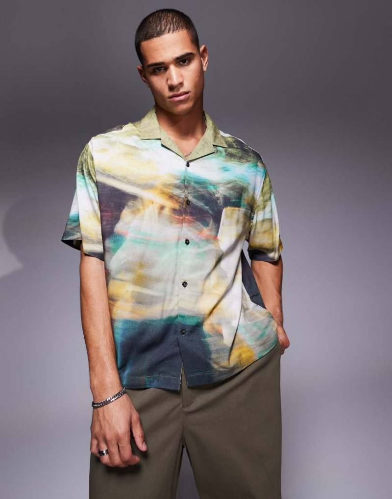 ASOS DESIGN - Oversize-Hemd mit verschwommenem Fotoprint und Reverskragen-Schwarz von ASOS DESIGN