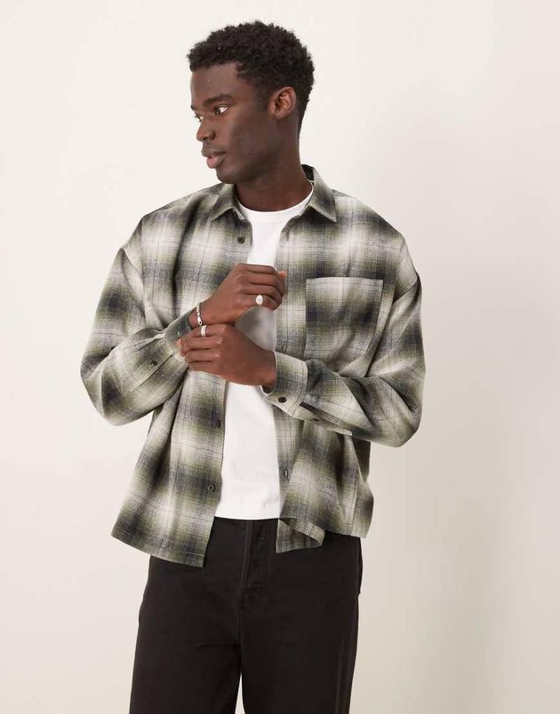 ASOS DESIGN - Oversize-Hemd mit verschwommenem Karomuster in Khaki-Bunt von ASOS DESIGN