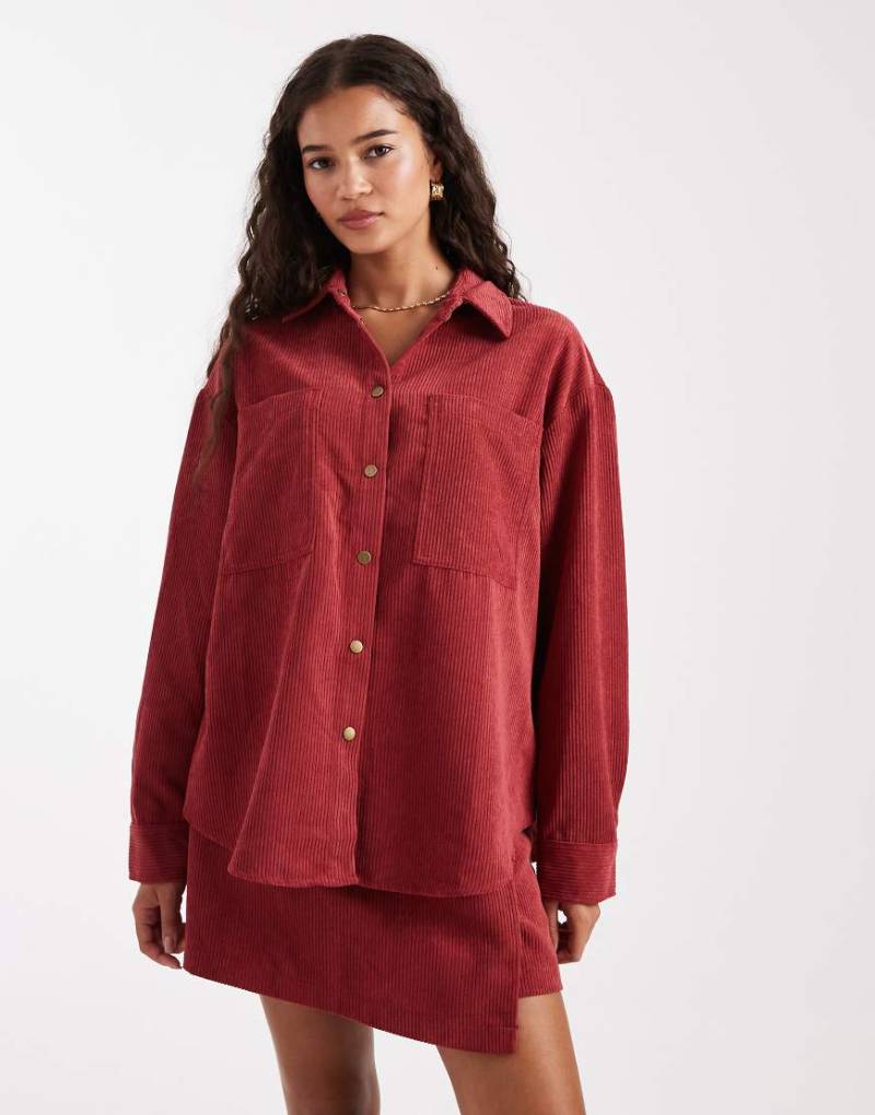 ASOS DESIGN - Oversize-Hemdbluse aus Cord in Kirschrot, Kombiteil von ASOS DESIGN