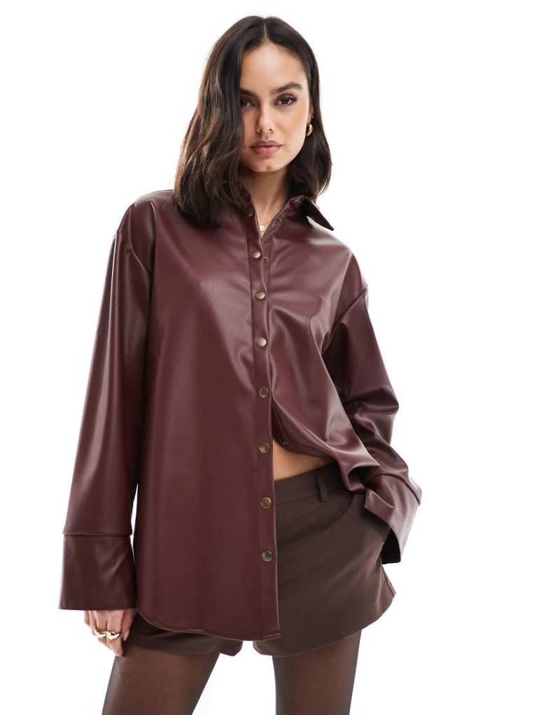 ASOS DESIGN - Oversize-Hemdbluse aus Kunstleder in Burgunderrot von ASOS DESIGN