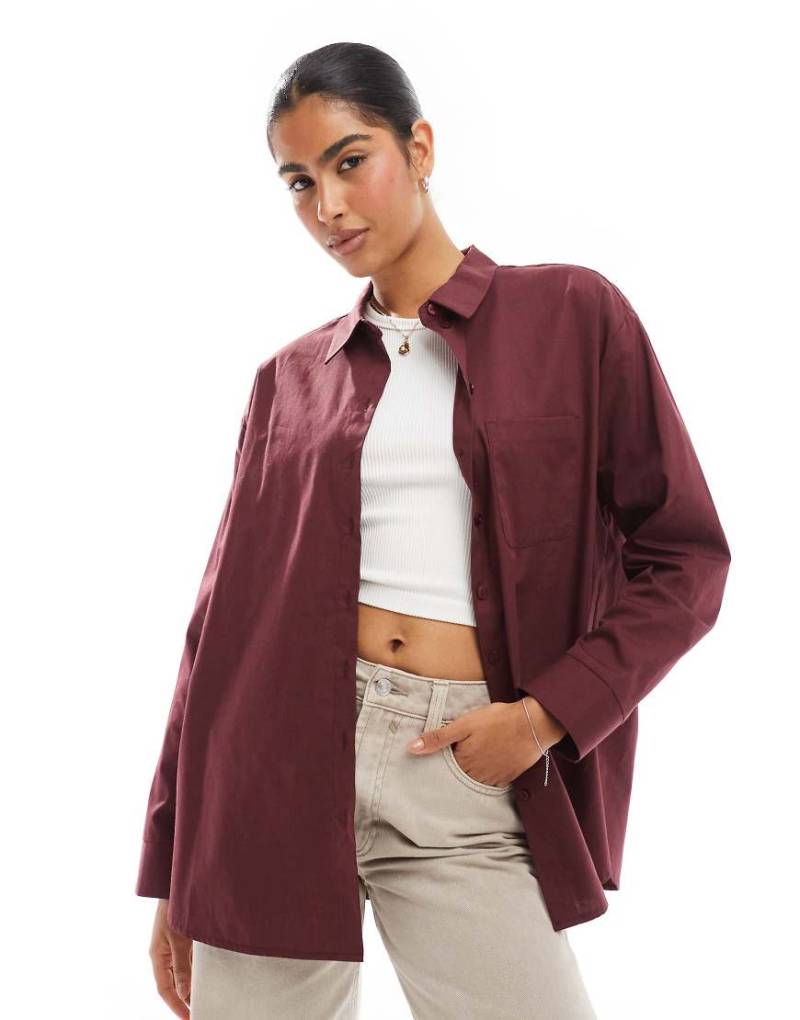 ASOS DESIGN - Oversize-Hemdbluse aus Popeline in Burgunderrot von ASOS DESIGN