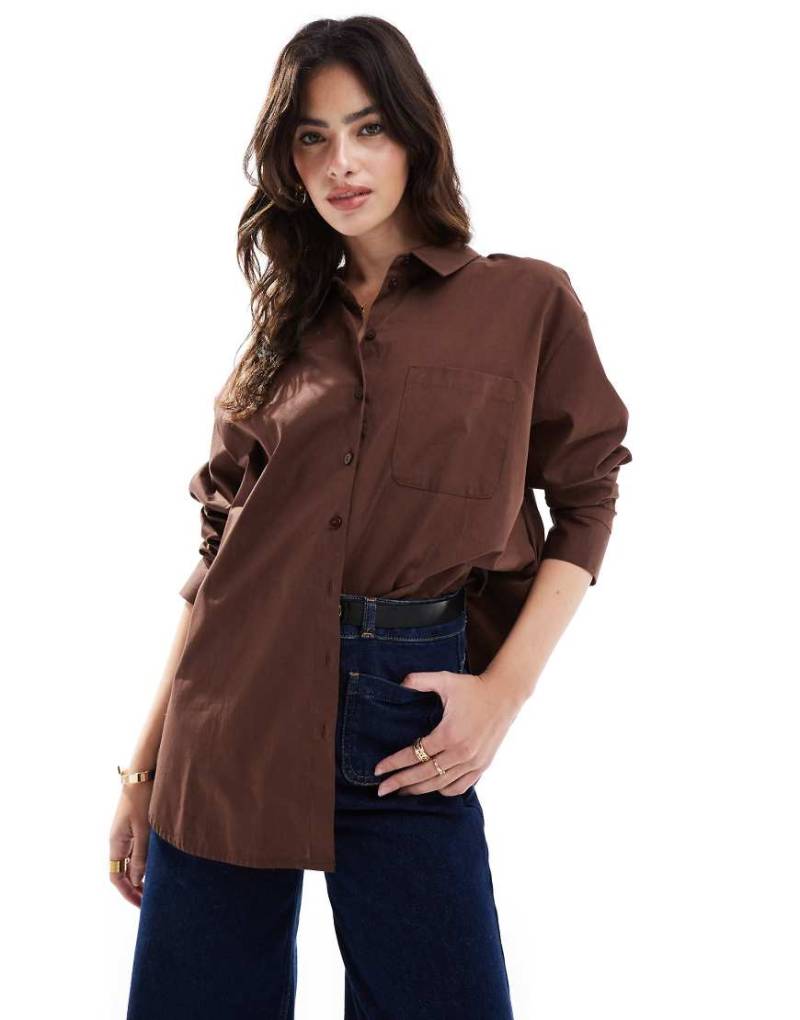 ASOS DESIGN - Oversize-Hemdbluse aus Popeline in Schokobraun von ASOS DESIGN