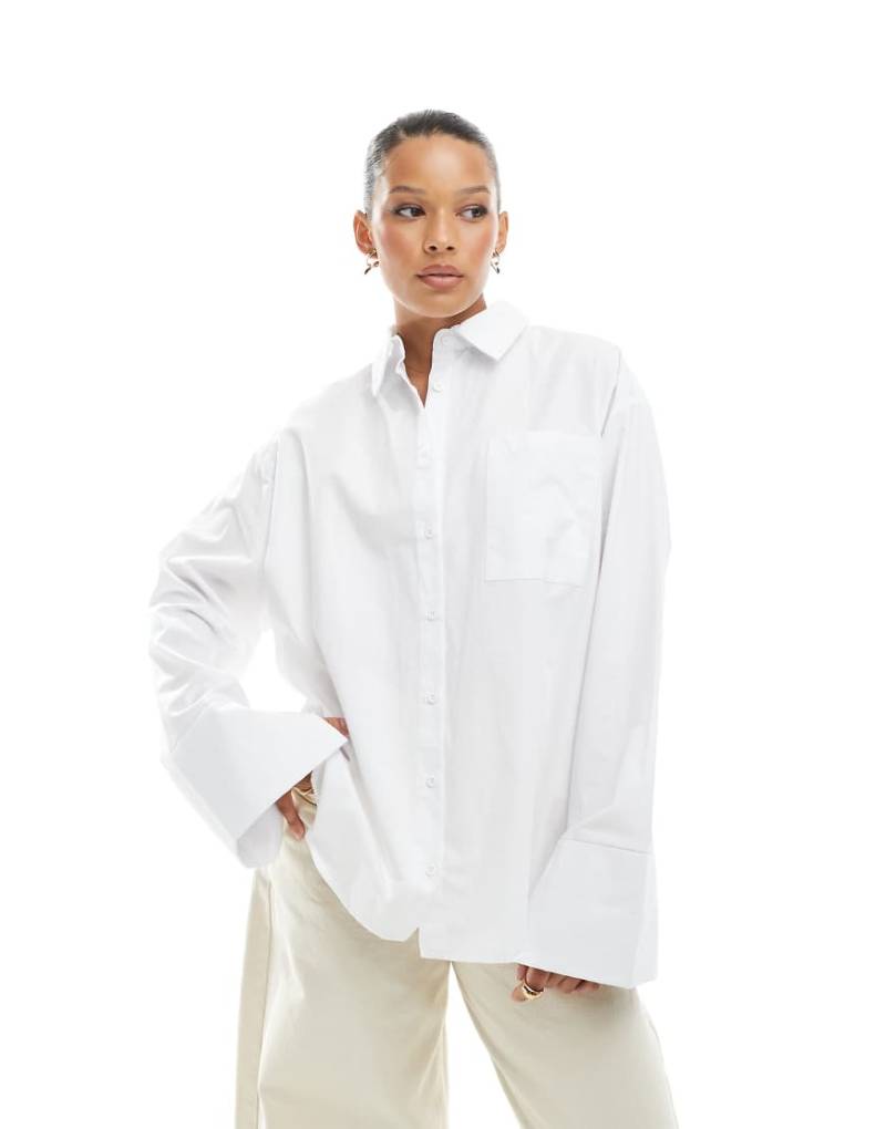 ASOS DESIGN - Oversize-Hemdbluse aus Popeline in Weiß mit auffälligen Manschetten von ASOS DESIGN