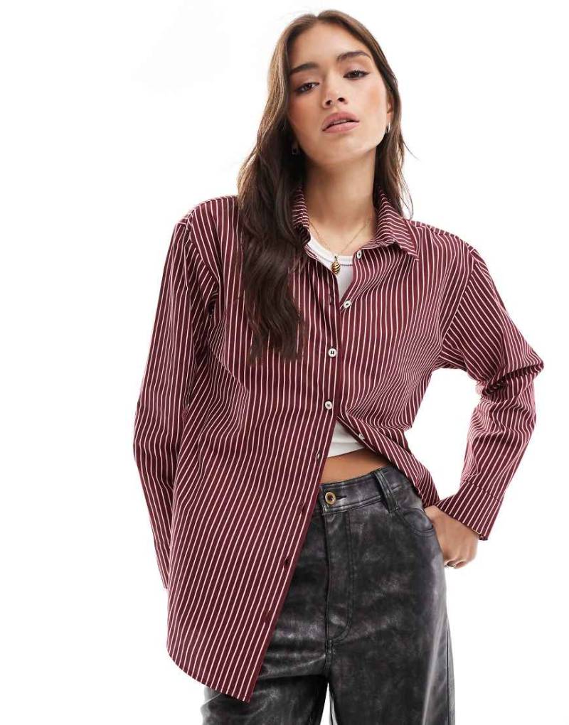 ASOS DESIGN - Oversize-Hemdbluse aus Popeline in gestreiftem Burgunderrot-Bunt von ASOS DESIGN
