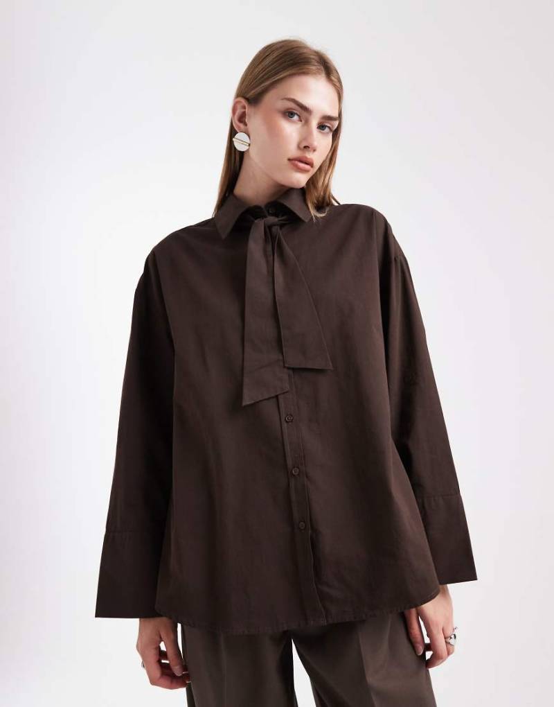 ASOS DESIGN - Oversize-Hemdbluse in Schokobraun mit Rundhalsausschnitt und Oversize-Krawattendetail-Brown von ASOS DESIGN
