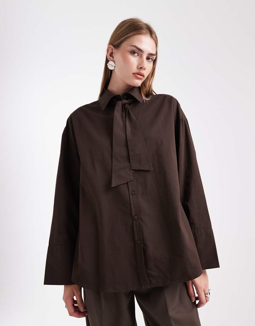 ASOS DESIGN - Oversize-Hemdbluse in Schokobraun mit Rundhalsausschnitt und Oversize-Krawattendetail-Brown ASOS DESIGN - Oversize-Hemdbluse in Schokobraun mit Rundhalsausschnitt und Oversize-Krawattendetail-Brown von ASOS DESIGN