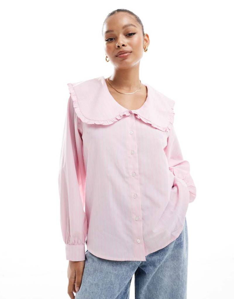 ASOS DESIGN - Oversize-Hemdbluse in gestreiftem Rosa mit Rüschenkragen von ASOS DESIGN