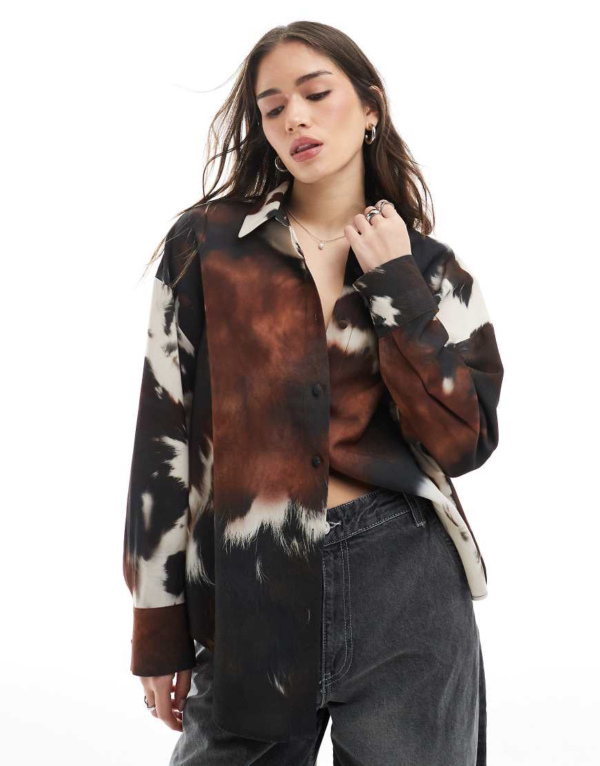 ASOS DESIGN - Oversize-Hemdbluse mit Kuhfellmuster-Bunt von ASOS DESIGN
