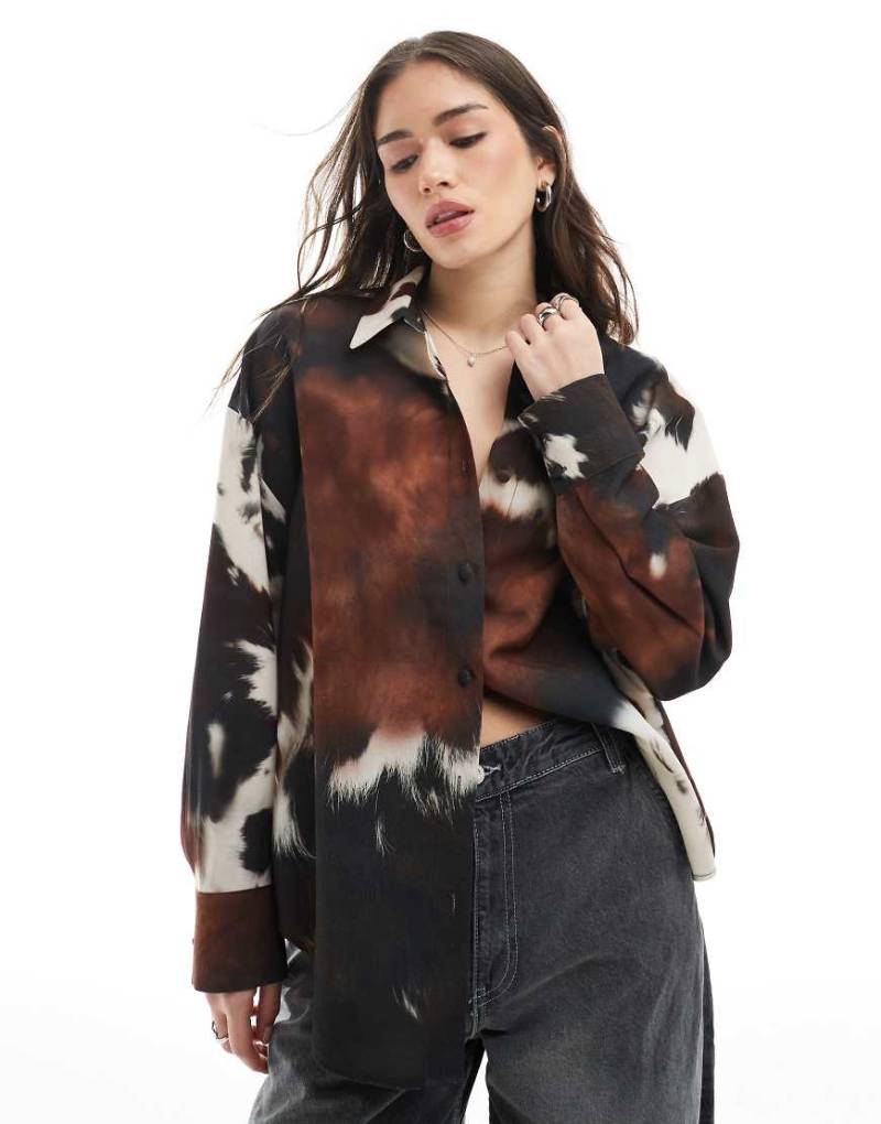 ASOS DESIGN - Oversize-Hemdbluse mit Kuhfellmuster-Bunt von ASOS DESIGN