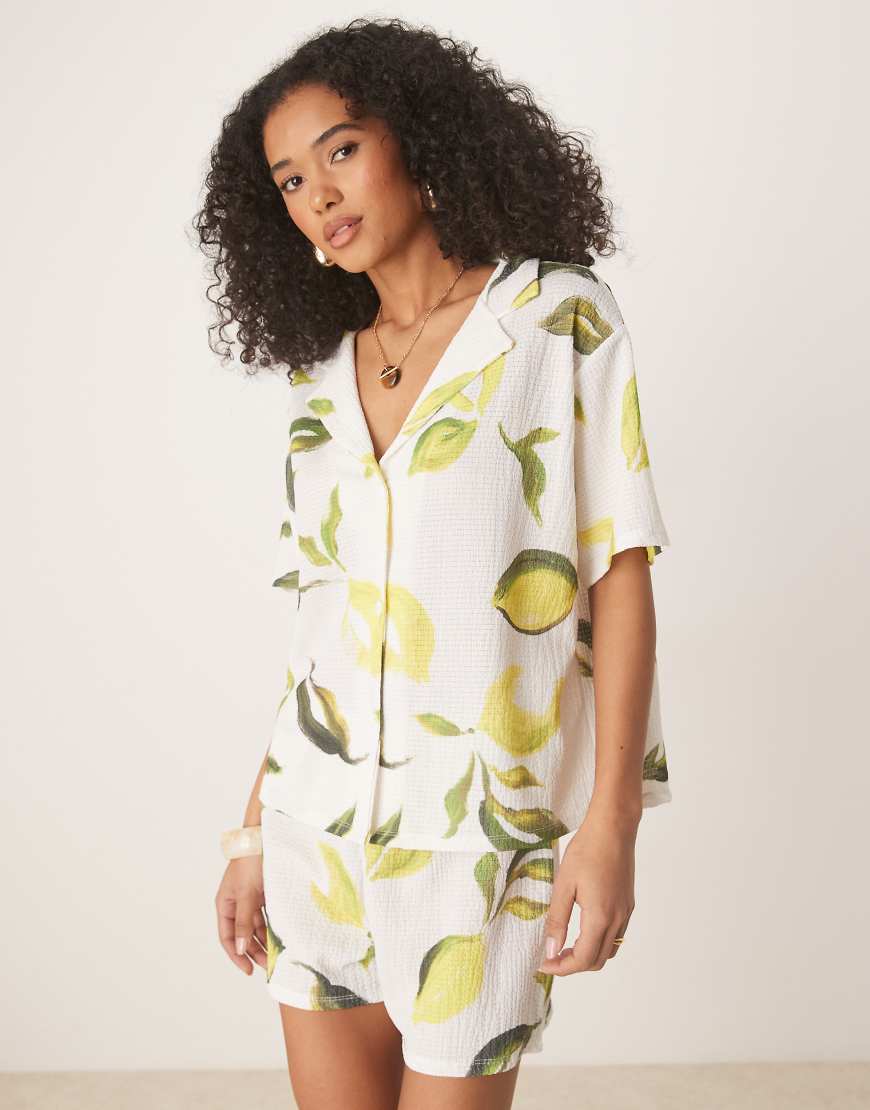 ASOS DESIGN - Oversize-Hemdbluse mit Reverskragen und Zitronenmuster, Kombiteil-Weiß von ASOS DESIGN