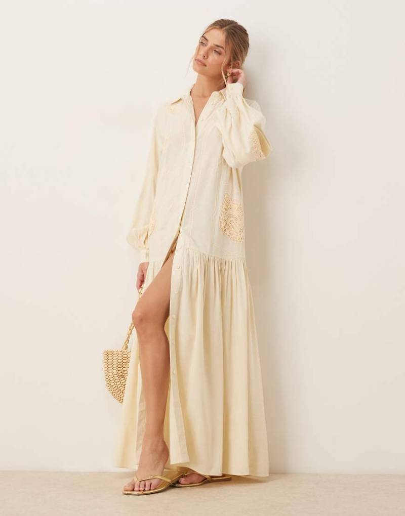 ASOS DESIGN - Oversize-Hemdblusenkleid in Ecru mit weiten Ärmeln und Cutwork-Weiß von ASOS DESIGN