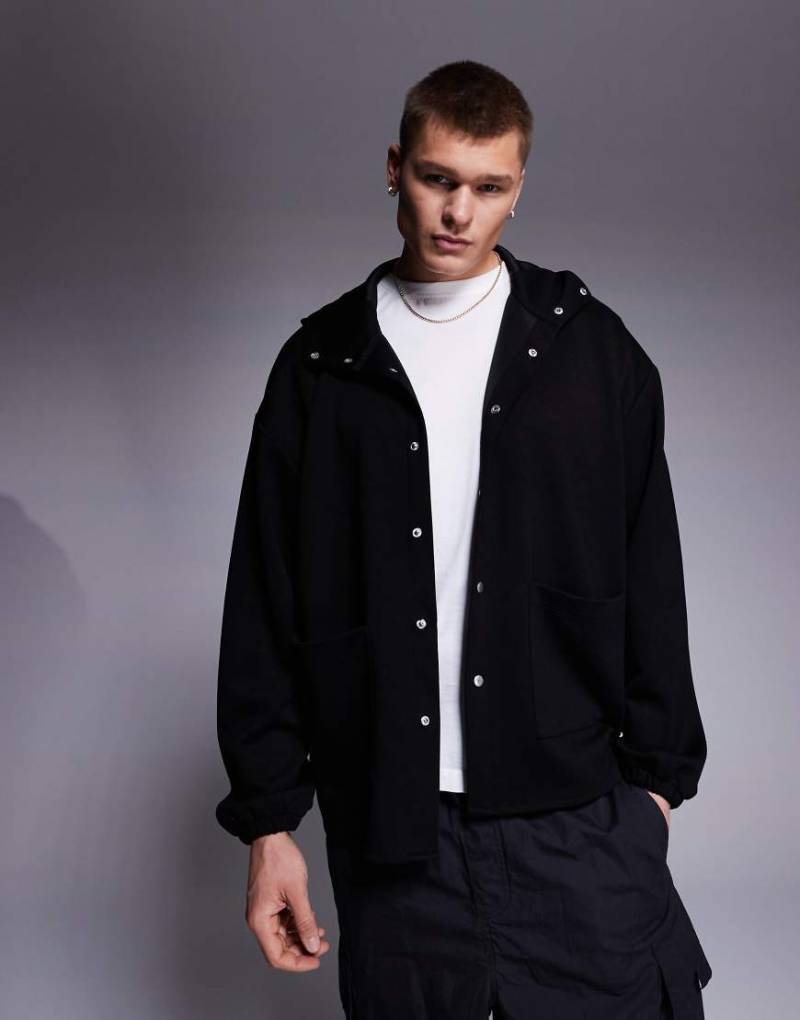 ASOS DESIGN - Oversize-Hemdjacke aus neoprenartigem Stoff in Schwarz mit Kapuze von ASOS DESIGN
