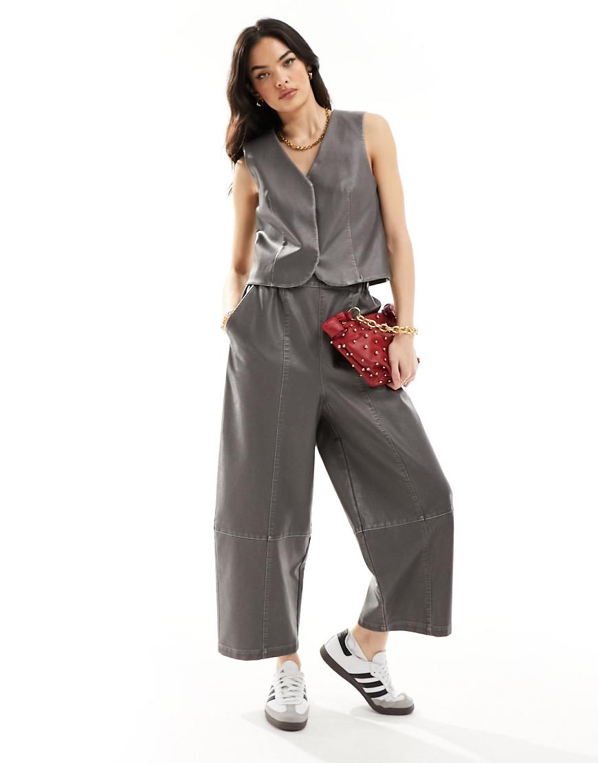 ASOS DESIGN - Oversize-Hose aus Kunstleder in Grau mit weitem Beinschnitt ASOS DESIGN - Oversize-Hose aus Kunstleder in Grau mit weitem Beinschnitt von ASOS DESIGN