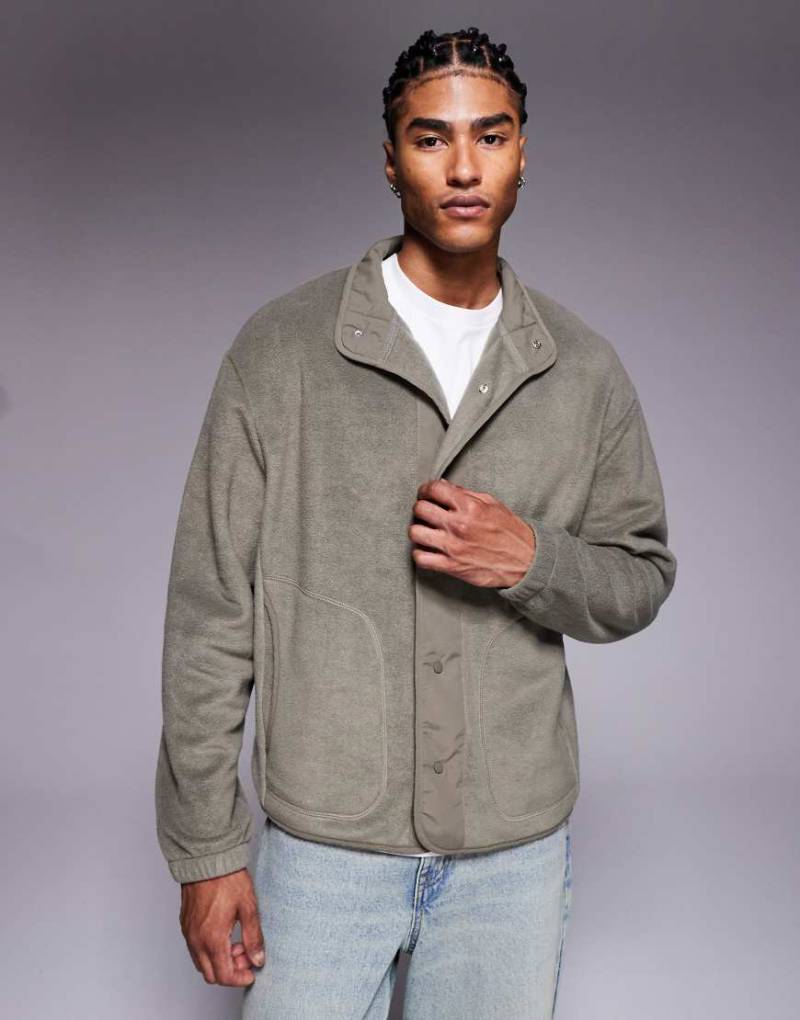 ASOS DESIGN - Locker geschnittene Fleecejacke in Grün mit Knopfleiste von ASOS DESIGN