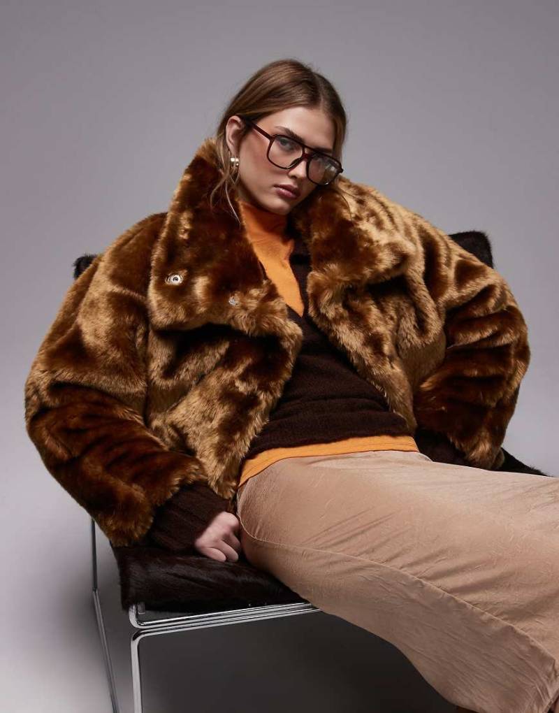 ASOS DESIGN - Oversize-Jacke aus Kunstpelz in Braun mit Trichterkragen-Brown von ASOS DESIGN