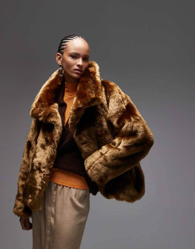 ASOS DESIGN - Oversize-Jacke aus Kunstpelz in Braun mit Trichterkragen-Brown von ASOS DESIGN