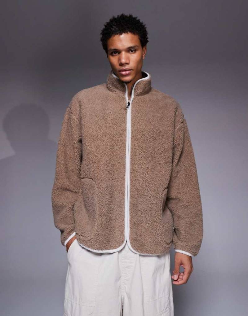 ASOS DESIGN - Locker geschnittenes Teddyfell-Sweatshirt in Beige mit durchgehendem Reißverschluss, Stehkragen und Paspelierung-Neutral von ASOS DESIGN