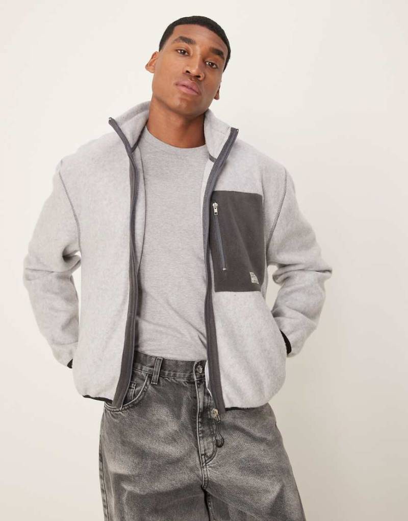 ASOS DESIGN - Kastige Oversize-Jacke aus grauem Fleece mit Reißverschluss und farblich abgesetzter Tasche von ASOS DESIGN