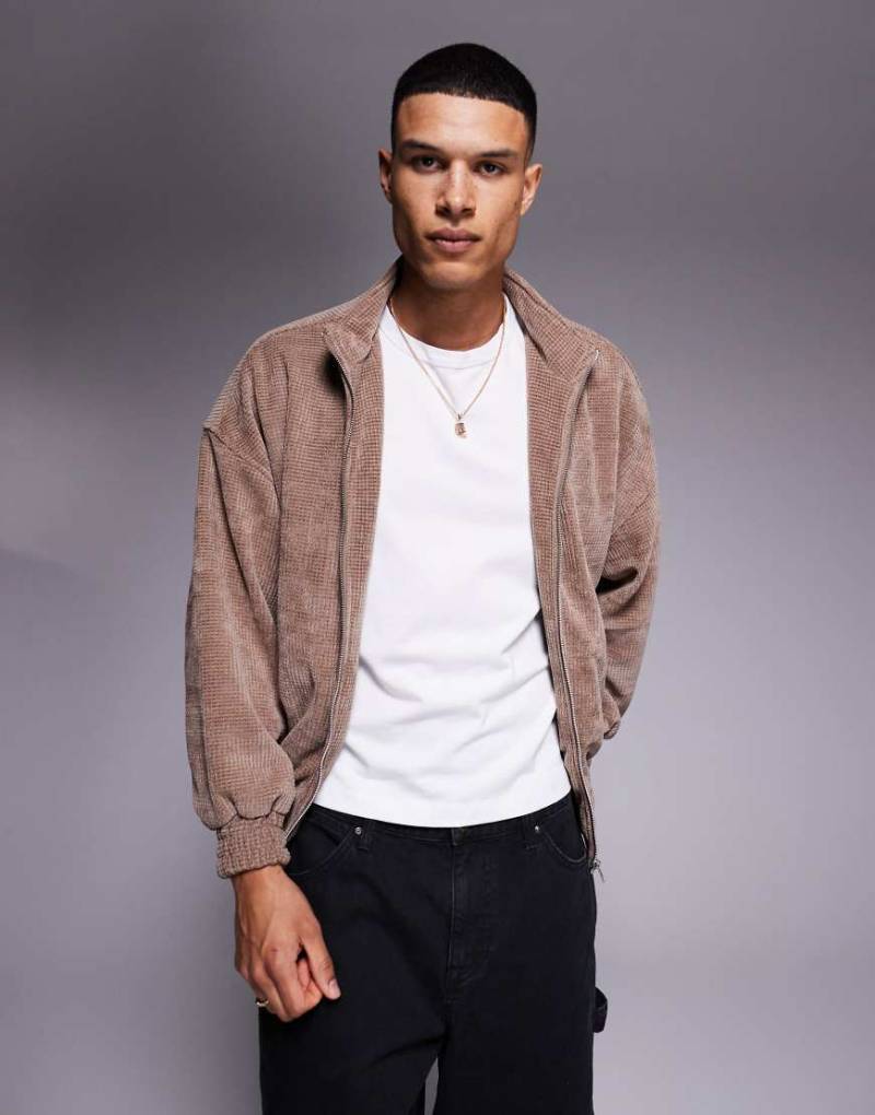 ASOS DESIGN - Oversize-Jacke in Braun mit Stehkragen und Waffelstruktur von ASOS DESIGN