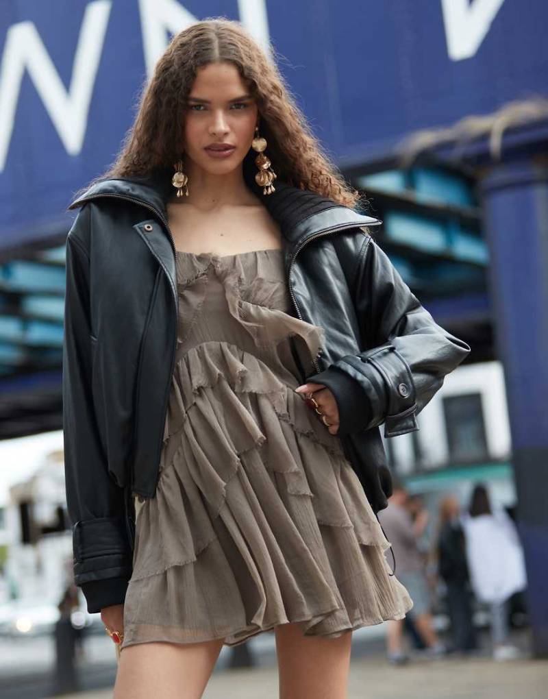 ASOS DESIGN - Oversize-Jacke in schwarzer Lederoptik mit Stehkragen von ASOS DESIGN