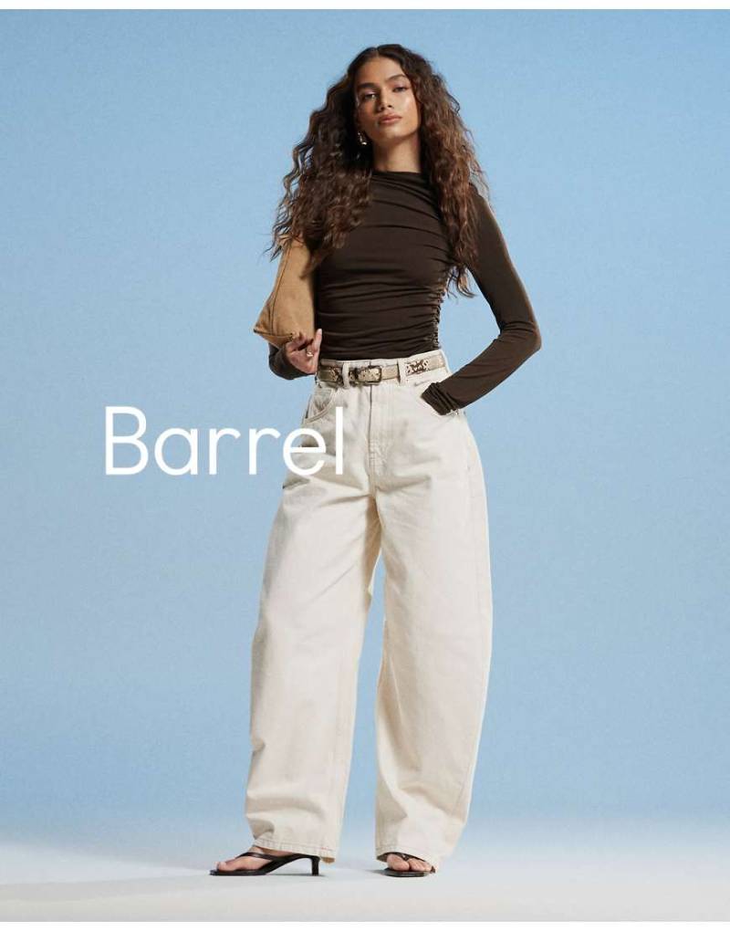 ASOS DESIGN - Jeans in Ecru mit hohem Bund und weitem, abgerundetem Bein-Marineblau von ASOS DESIGN