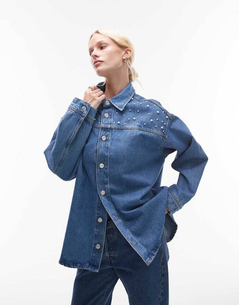 ASOS DESIGN - Oversize-Jeanshemd in Mittelblau mit Perlendetail-Marineblau von ASOS DESIGN