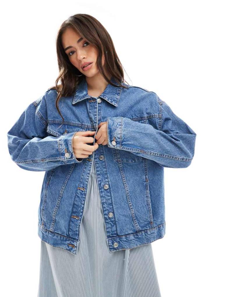 ASOS DESIGN - Oversize-Jeansjacke in mittelblauer Waschung im Stil der 90er-Jahre von ASOS DESIGN