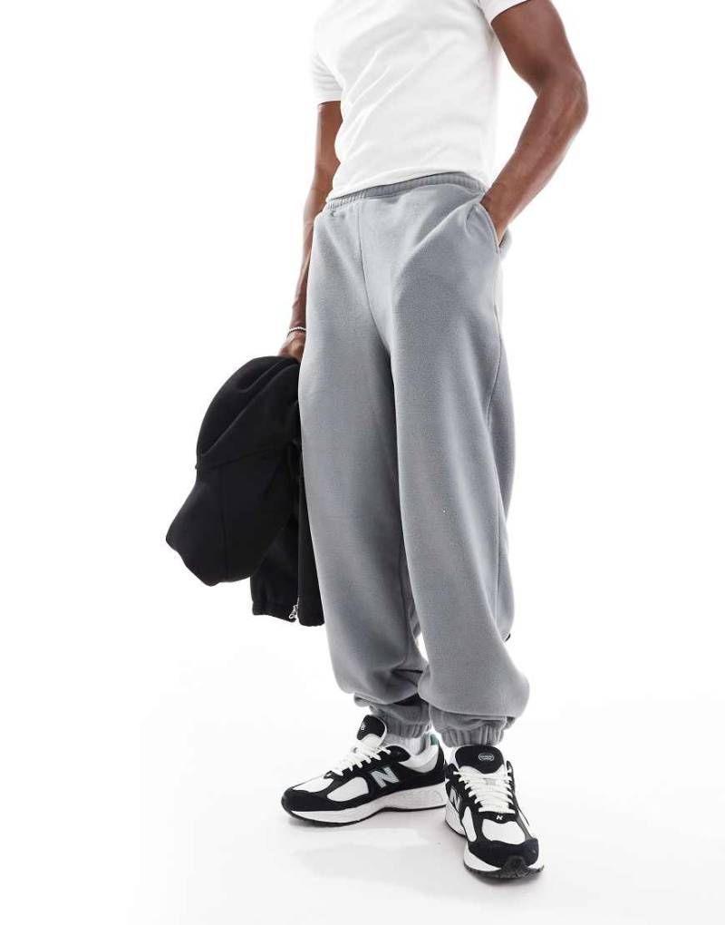 ASOS DESIGN - Oversize-Jogginghose aus Fleece in Grau von ASOS DESIGN