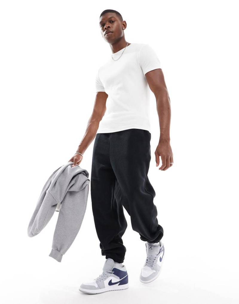 ASOS DESIGN - Oversize-Jogginghose aus Fleece in Schwarz von ASOS DESIGN