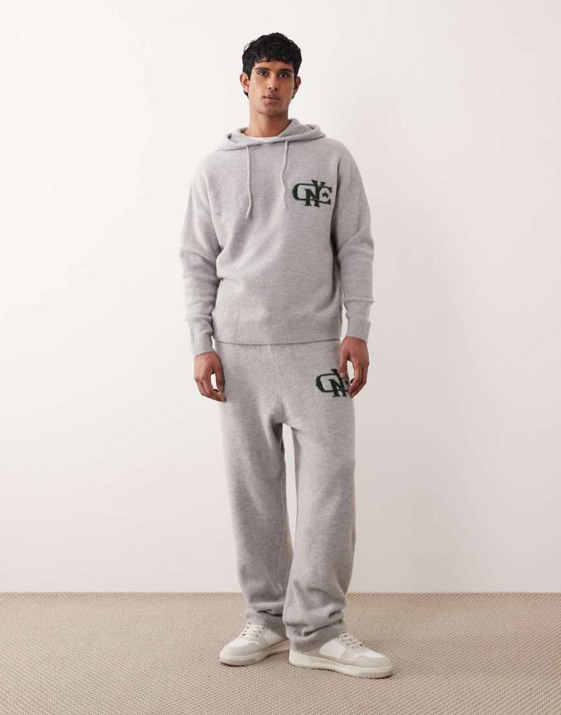 ASOS DESIGN - Oversize-Jogginghose aus Strickmaterial in verwaschenem Grau mit Bündchen und NYC-Logo auf der Brust, Kombiteil von ASOS DESIGN