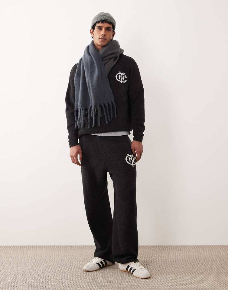 ASOS DESIGN - Oversize-Jogginghose aus Strickmaterial in verwaschenem Schwarz mit Bündchen und NYC-Logo, Kombiteil von ASOS DESIGN