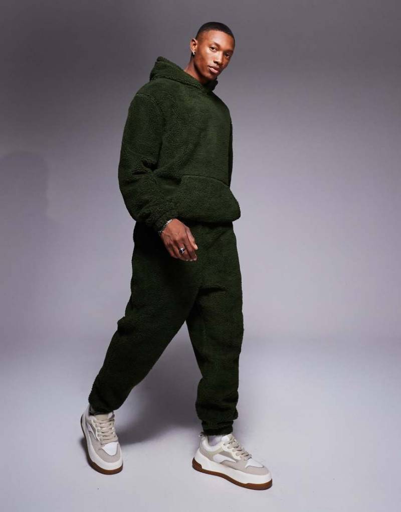 ASOS DESIGN - Oversize-Jogginghose aus Teddyfell in Grün von ASOS DESIGN