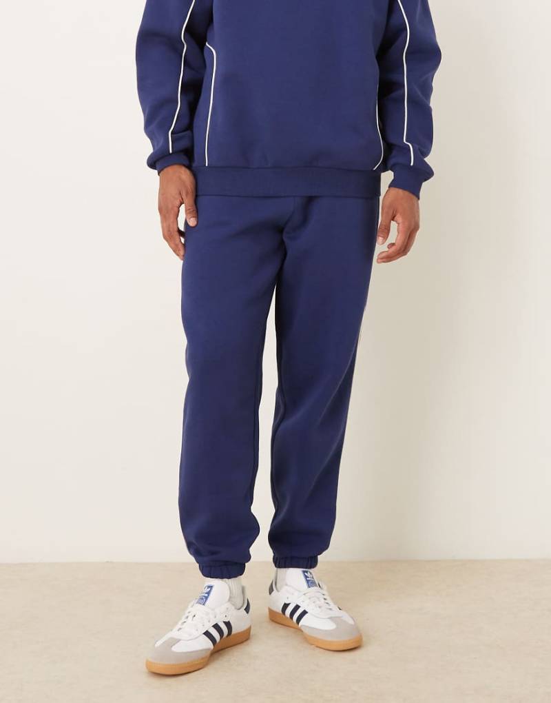 ASOS DESIGN - Oversize-Jogginghose in Blau mit Paspelierung-Marineblau von ASOS DESIGN
