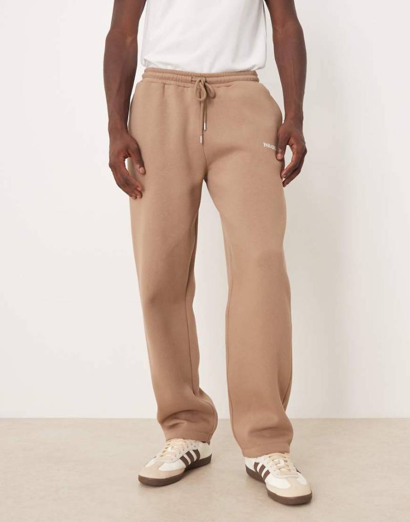 ASOS DESIGN - Oversize-Jogginghose in Braun mit Print-Brown von ASOS DESIGN