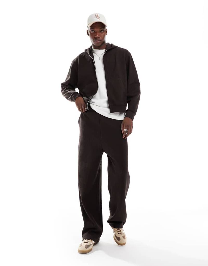 ASOS DESIGN - Oversize-Jogginghose in Braun mit Waffelstruktur und weitem Bein von ASOS DESIGN
