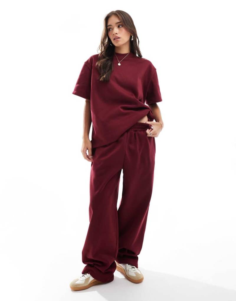 ASOS DESIGN - Oversize-Jogginghose in Burgunderrot mit weitem Bein, Kombiteil von ASOS DESIGN