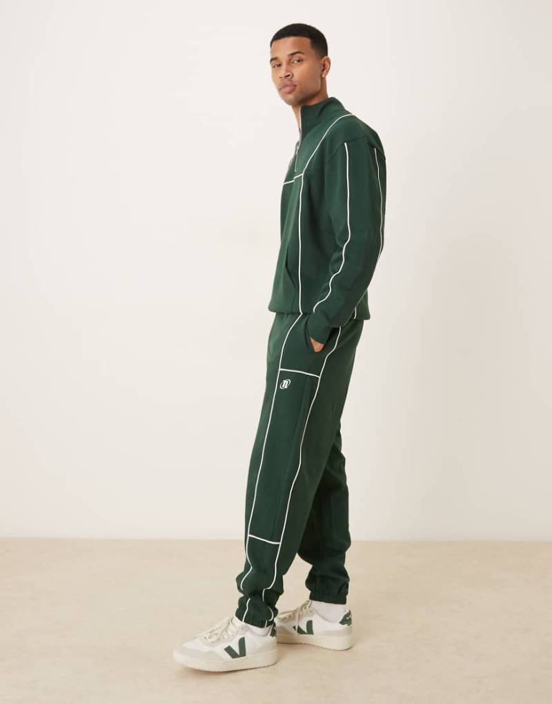 ASOS DESIGN - Oversize-Jogginghose in Grün mit Paspelierung und Print, Kombiteil von ASOS DESIGN