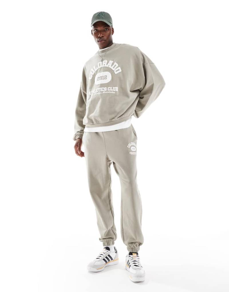 ASOS DESIGN - Oversize-Jogginghose in Khaki mit Puffprint im College-Look, Kombiteil-Grün von ASOS DESIGN